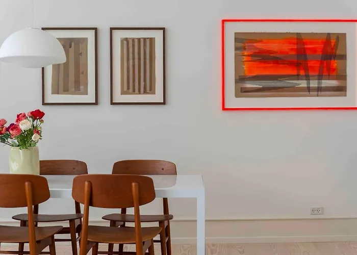 - Private Luxury - Art Gallery