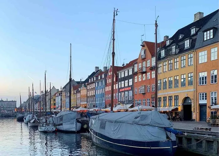 - Private Luxury - Art Gallery