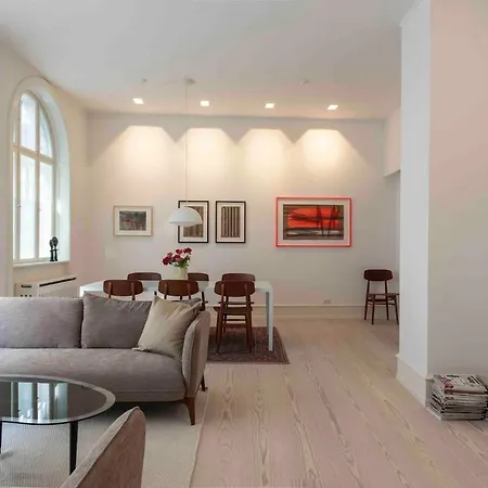 - Private Luxury - Art Gallery *